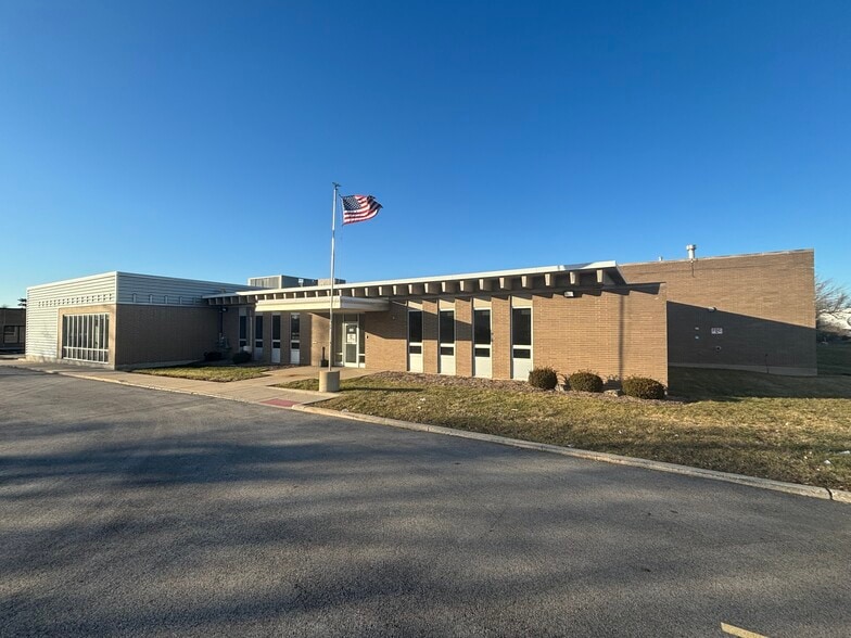 More Photos Of 350 E Howard Ave, Des Plaines Warehouse For Lease