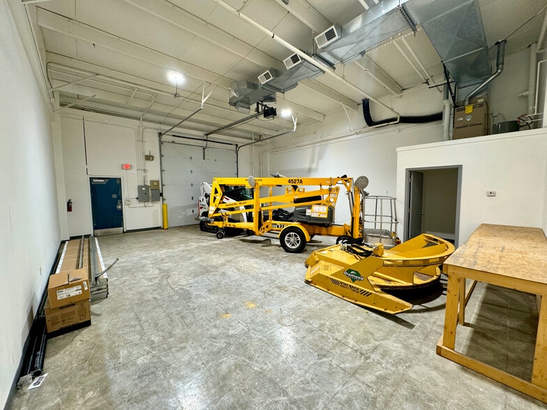 More Photos Of 3070-3098 104th St, Urbandale Office For Lease