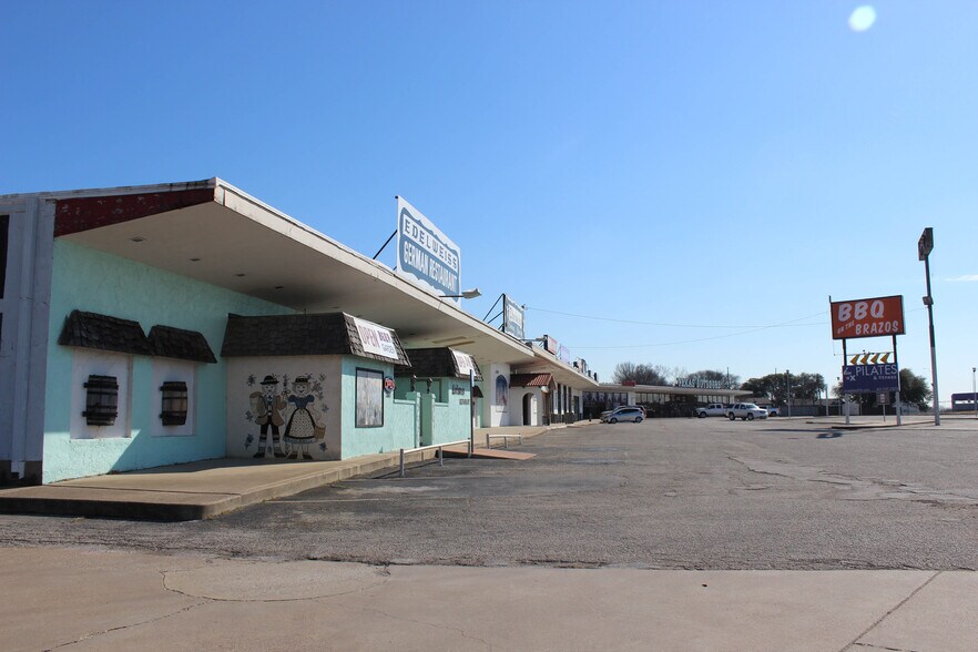 More Photos Of 7201 Camp Bowie Blvd, Fort Worth Freestanding For Lease