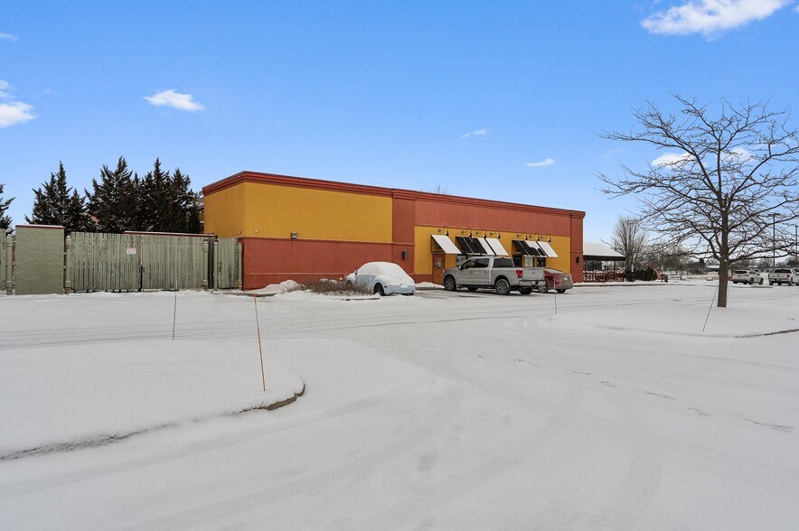 More Photos Of 850 Kepler Dr, Green Bay Restaurant For Sale