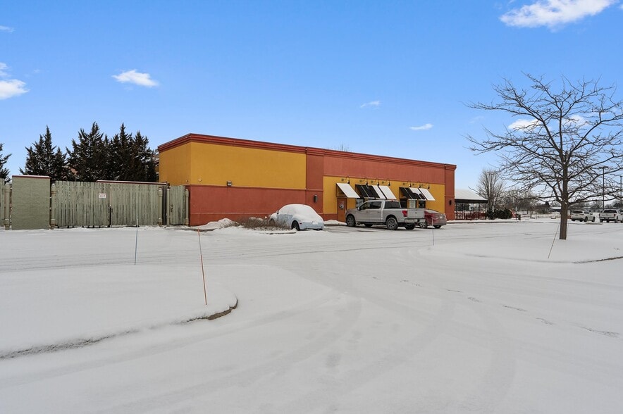 More Photos Of 850 Kepler Dr, Green Bay Restaurant For Sale