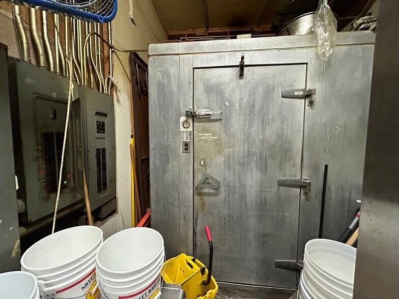 More Photos Of 1027 Sheffield Ave, Dyer Restaurant For Sale