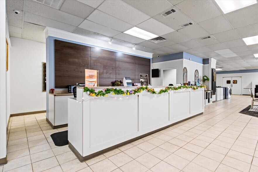 More Photos Of 304 W Jefferson St, Quincy Freestanding For Sale