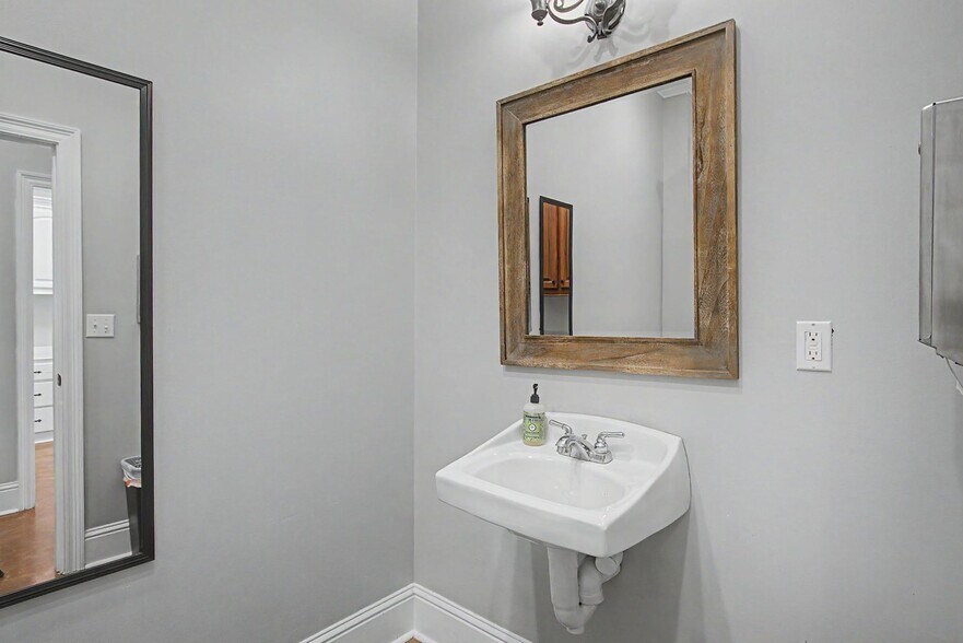More Photos Of 3506 Washington Ave, Gulfport Office For Lease