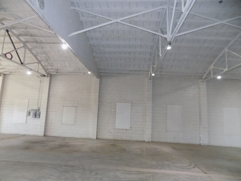 More Photos Of 1544 S Main St, Ottawa Distribution For Sale