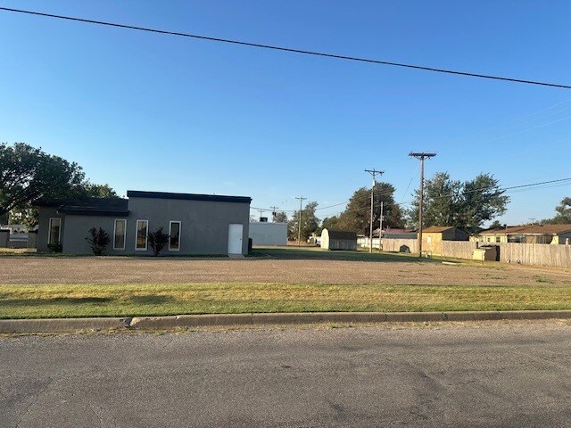 More Photos Of 1835 N Hobart St, Pampa Office For Sale