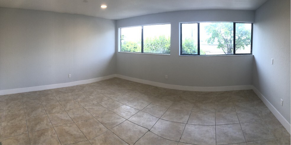 More Photos Of 381-391 E 8th St, Hialeah Storefront Retail Office For Lease