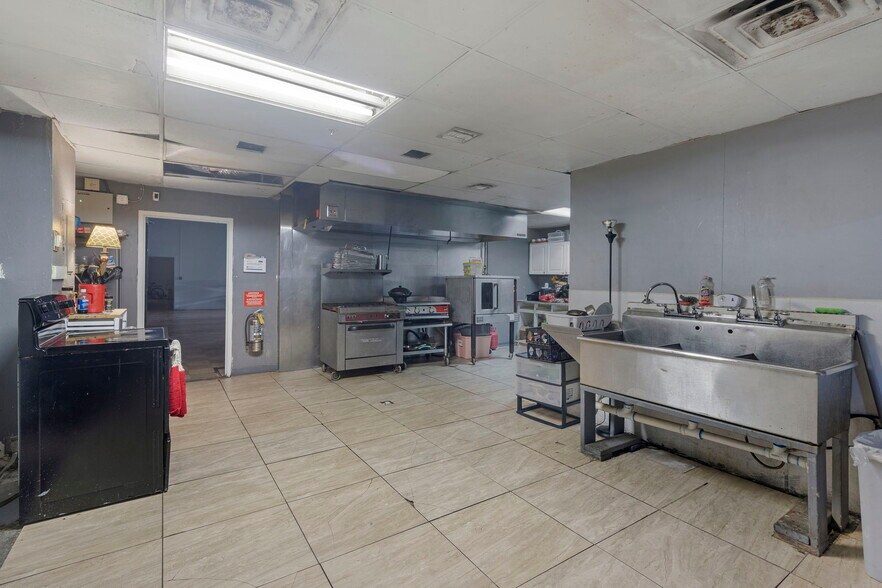 More Photos Of 2120 Collier Ave, Fort Myers Unknown For Lease