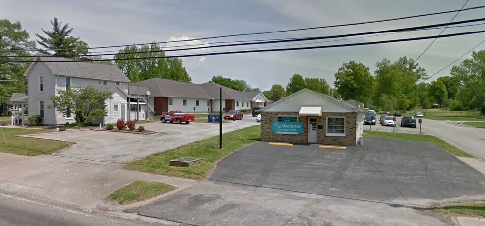 More Photos Of 1002 S Division St, Carterville Office For Sale
