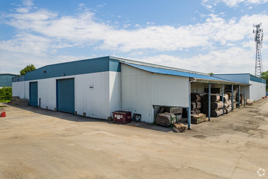 More Photos Of 570 Rue Sagard, St-Bruno-de-Montarville Manufacturing For Sale