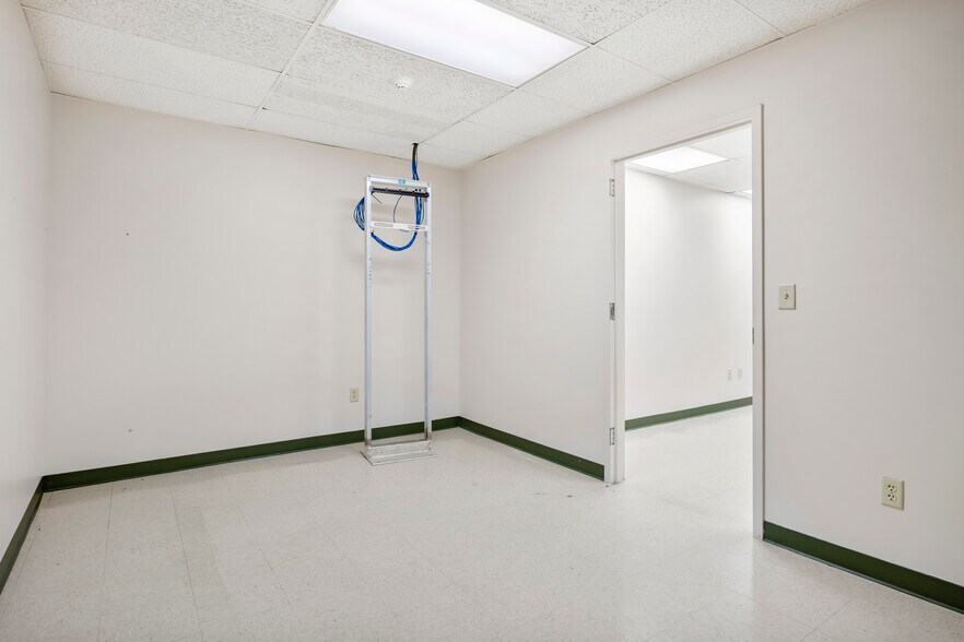 More Photos Of 30-32 N Russell Rd, Albany Office For Sale