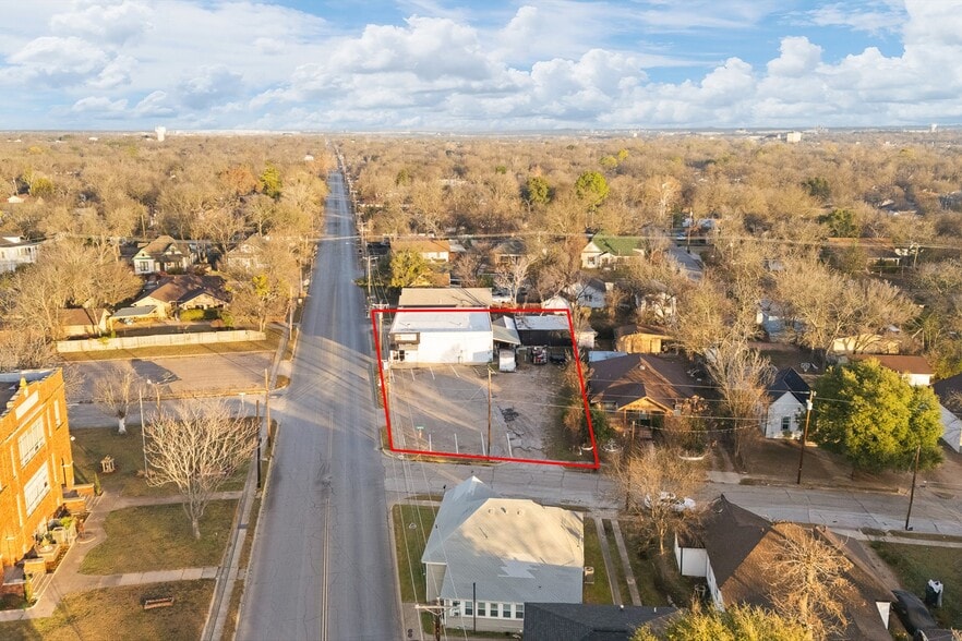 More Photos Of 504 Granbury St, Cleburne Storefront For Sale