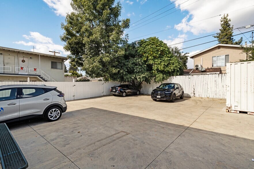 More Photos Of 14203 Sylvan St, Van Nuys Apartments For Lease