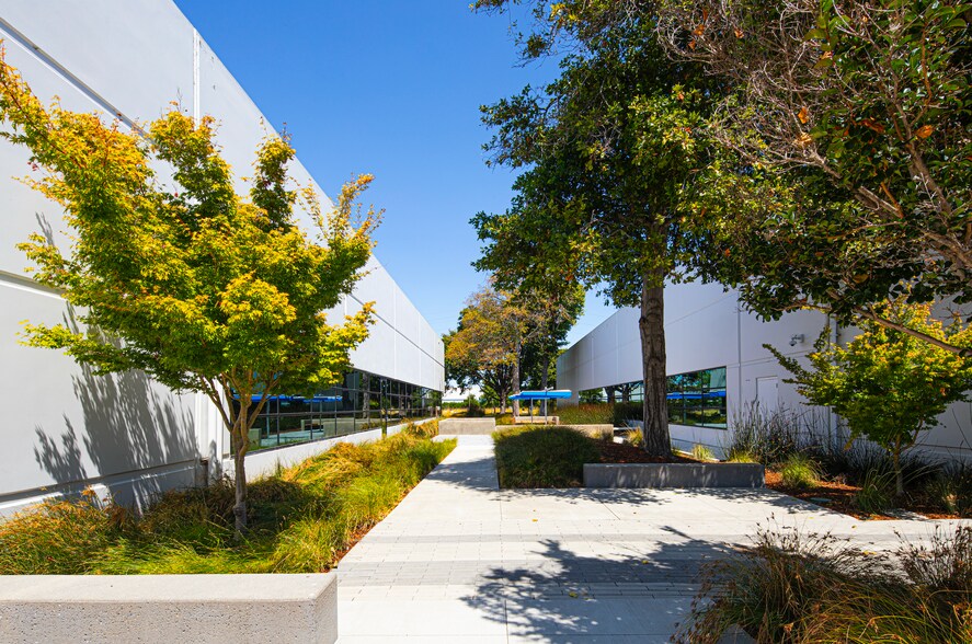 More Photos Of 6607-6657 Kaiser Dr, Fremont Light Manufacturing For Lease