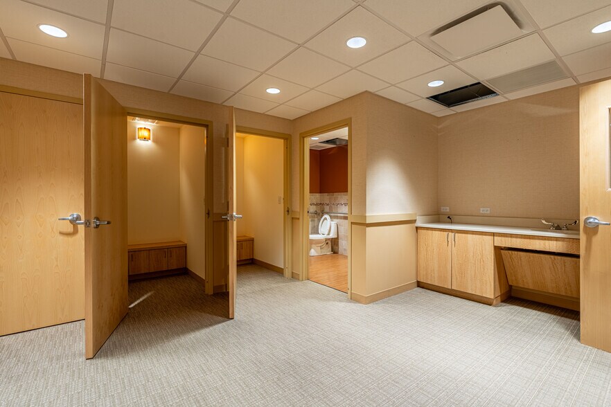 More Photos Of 111 N Wabash Ave, Chicago Office For Sale