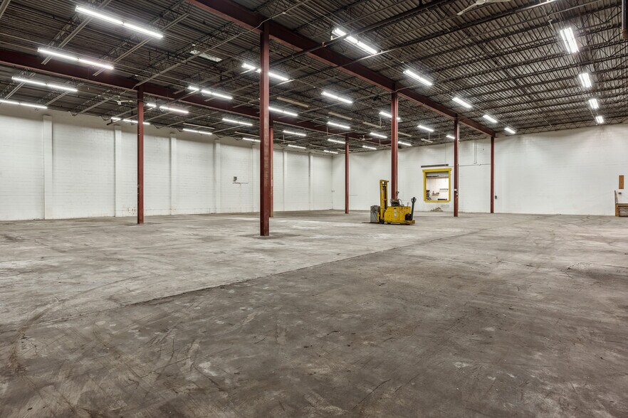 More Photos Of 3944 Auburn St, Rockford Warehouse For Lease