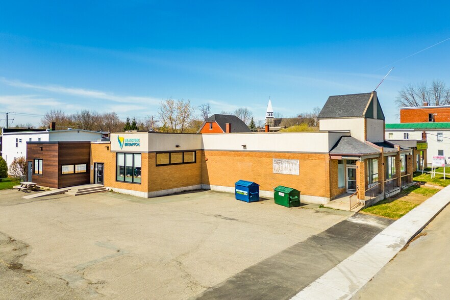 More Photos Of 22 Rue Saint-Joseph, Sherbrooke Drugstore For Lease