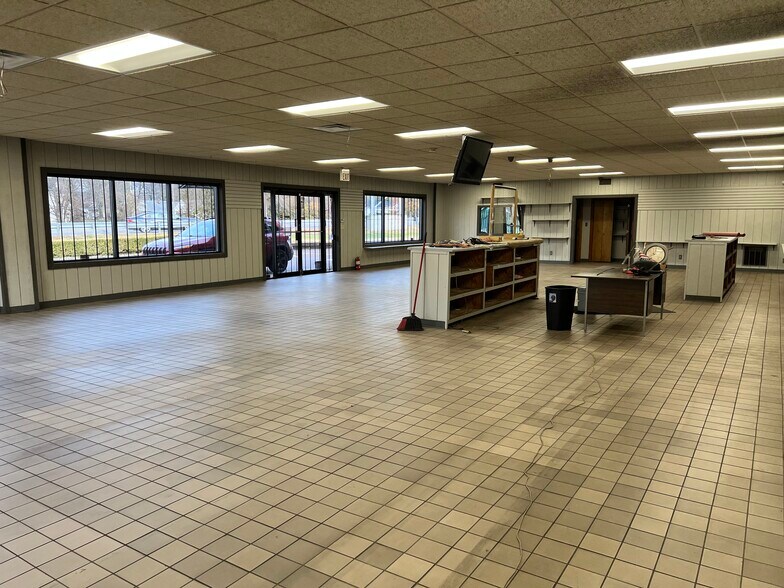 More Photos Of 1650 N Green St, Henderson General Retail For Lease