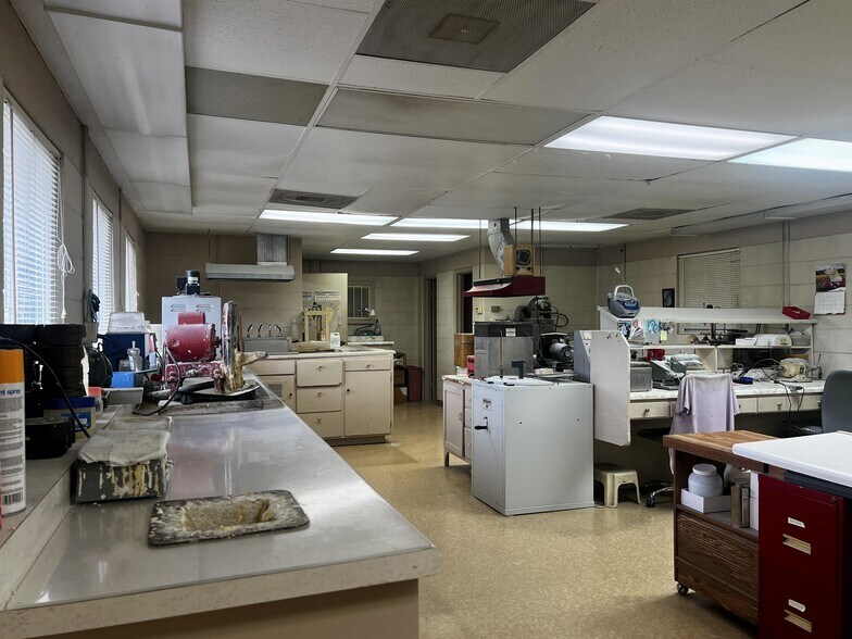 More Photos Of 824 Iowa St, Salem Medical For Sale