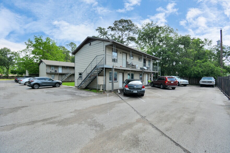 More Photos Of 9211 N Green River Dr, Houston Apartments For Sale