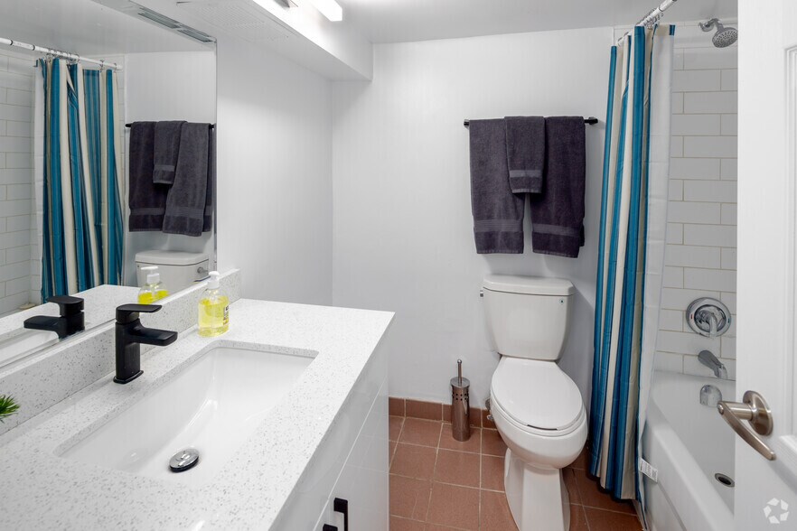 More Photos Of 186 King St, London Apartments For Lease