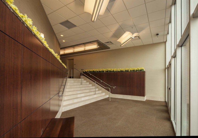 More Photos Of 3155 W Big Beaver Rd, Troy Unknown For Lease