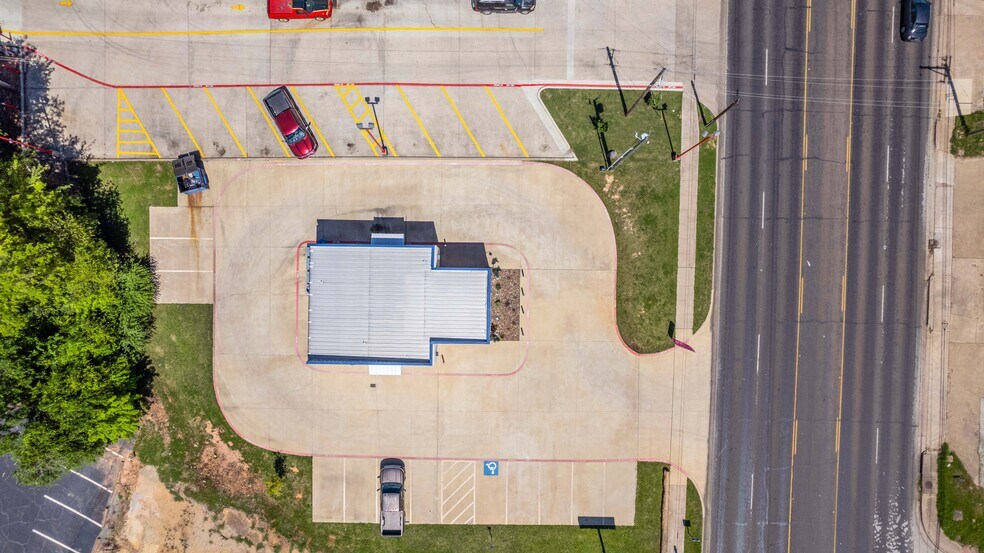 More Photos Of 207 N Henderson Blvd, Kilgore Storefront For Lease