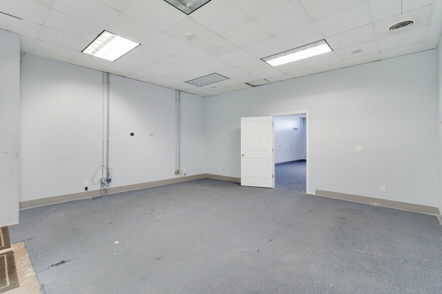 More Photos Of 106 Oak Creek Plz, Bloomington Warehouse For Lease