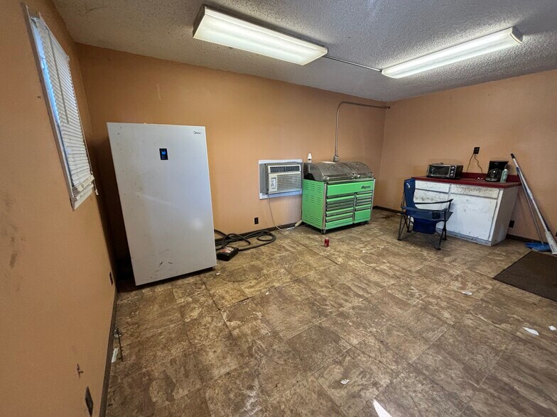 More Photos Of 207 Samuel Dr, Weatherford Warehouse For Lease