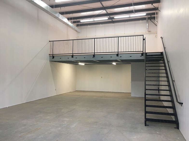 More Photos Of 8461 Possum Hollow Rd, Fort Mill Showroom For Lease