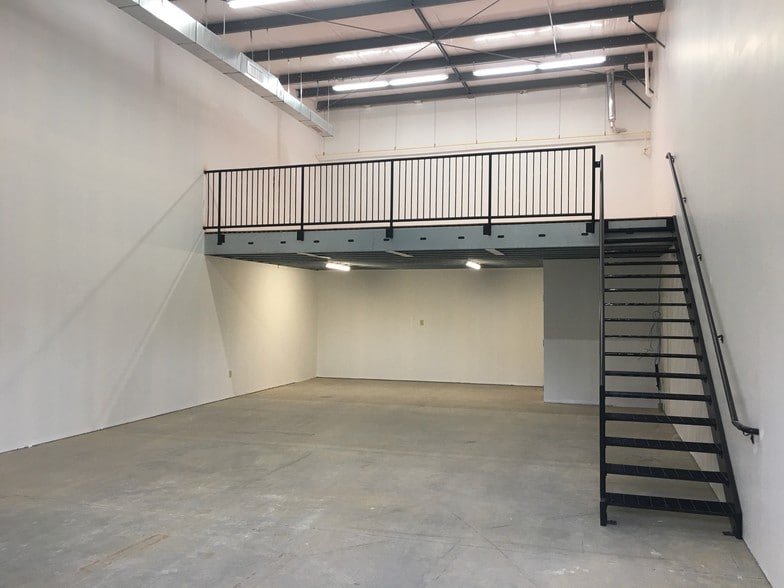 More Photos Of 8461 Possum Hollow Rd, Fort Mill Showroom For Lease