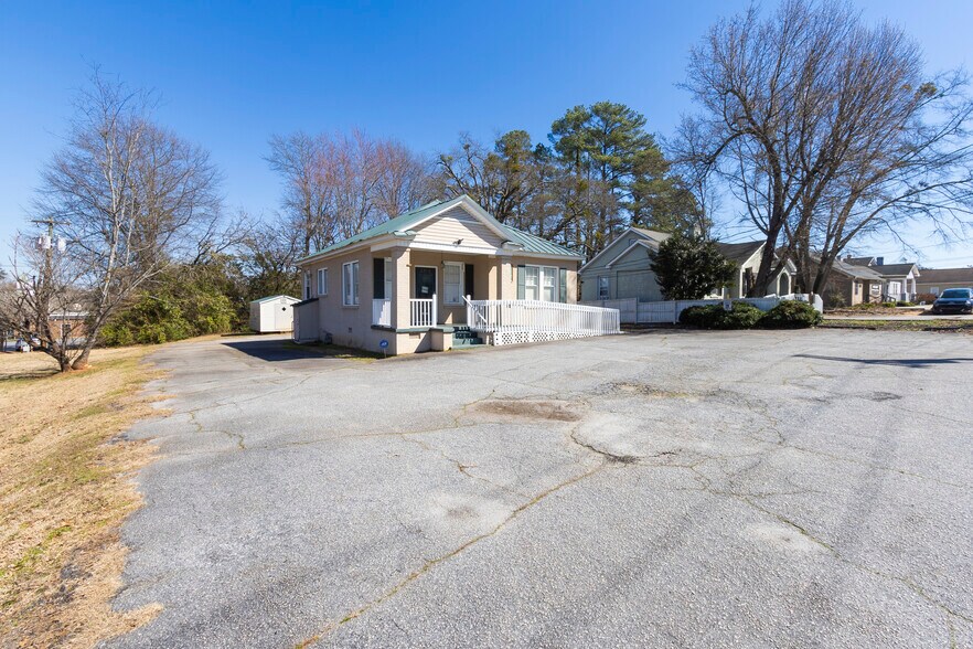 More Photos Of 2816 E North Ave, Anderson Funeral Home For Lease