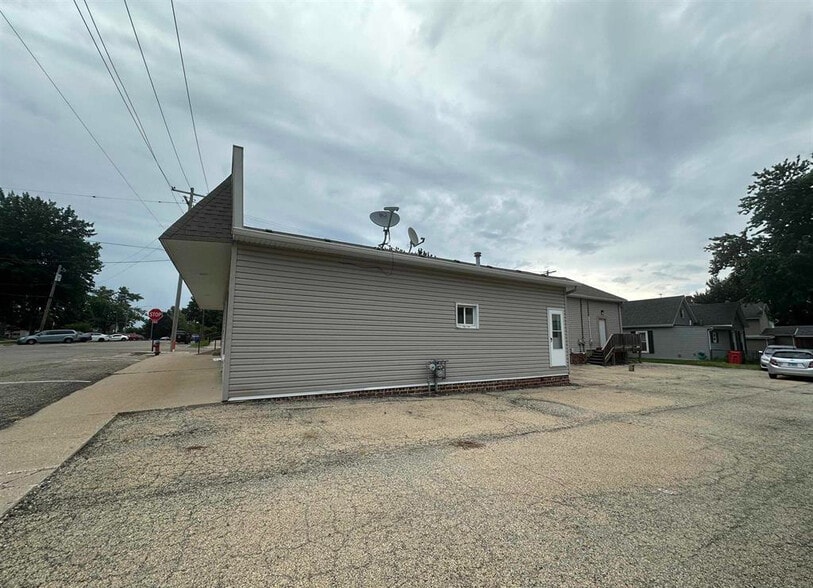 More Photos Of 101 S Rose St, Elmwood Office For Sale