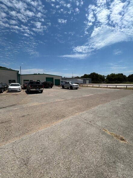 More Photos Of 440 N Broadway St, Joshua Manufacturing For Lease