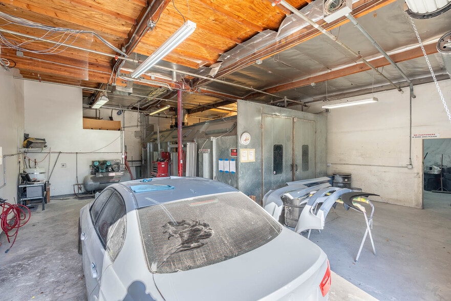 More Photos Of 26536 Ruether Ave, Santa Clarita Warehouse For Lease