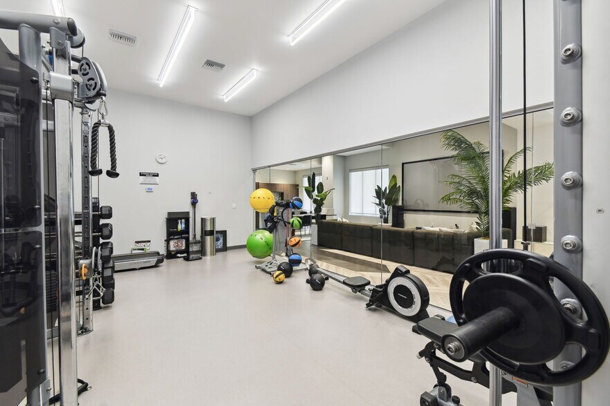 More Photos Of 924 Hale Ave, Brooksville Office For Sale