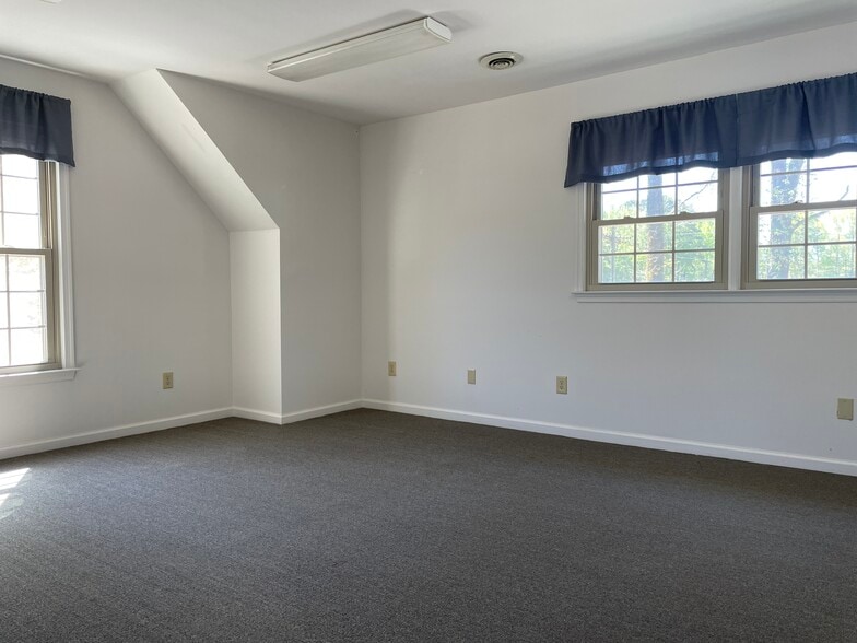 More Photos Of 8979 Pocahontas Trl, Williamsburg Light Distribution For Lease