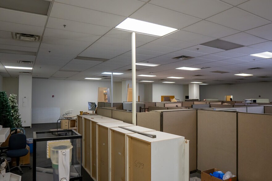 More Photos Of 3750 W Indian School Rd, Phoenix Warehouse For Lease