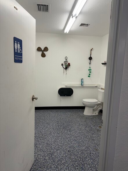 More Photos Of 6520 Fort King Rd, Zephyrhills Storefront Retail Office For Lease