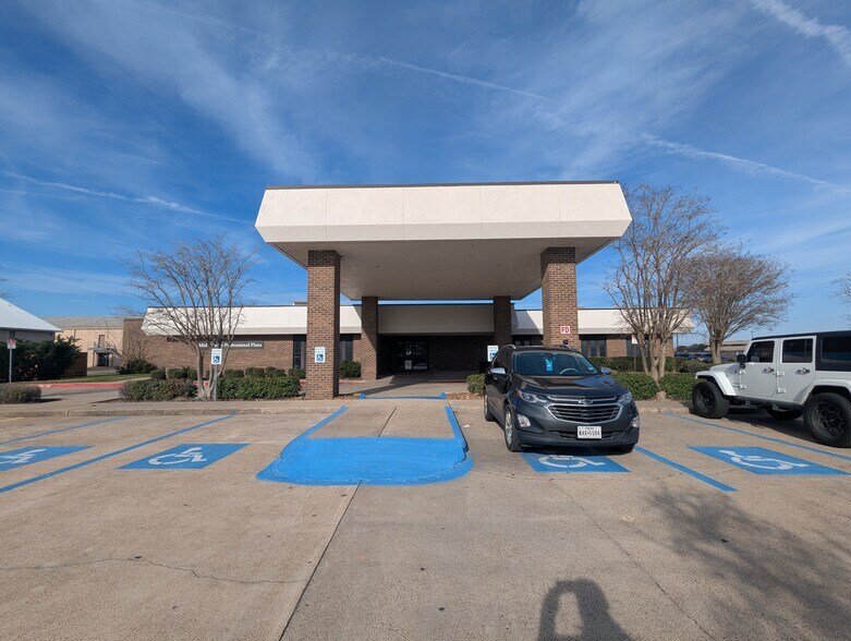 More Photos Of 1323 S 27th St, Nederland Medical For Sale