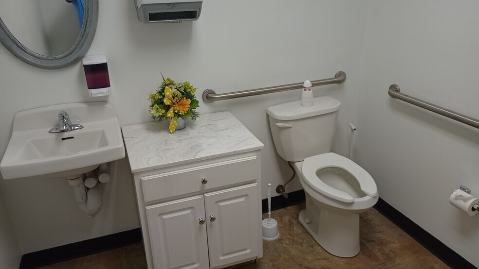 More Photos Of 520 W Kimberly Rd, Davenport Auto Dealership For Lease