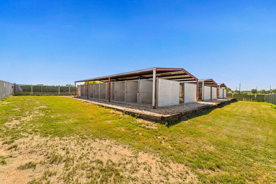 More Photos Of 5800 Curran Dr, Von Ormy Veterinarian Kennel For Sale
