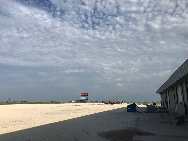 More Photos Of 6291 S Interstate Highway 37, Mathis Warehouse For Lease