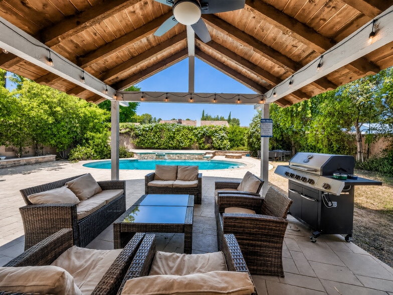 More Photos Of 21127 Alaminos Dr, Santa Clarita Healthcare For Sale