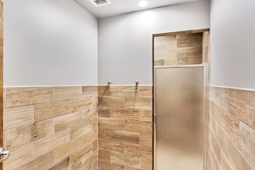 More Photos Of 201 N Rupert St, Fort Worth Office For Lease