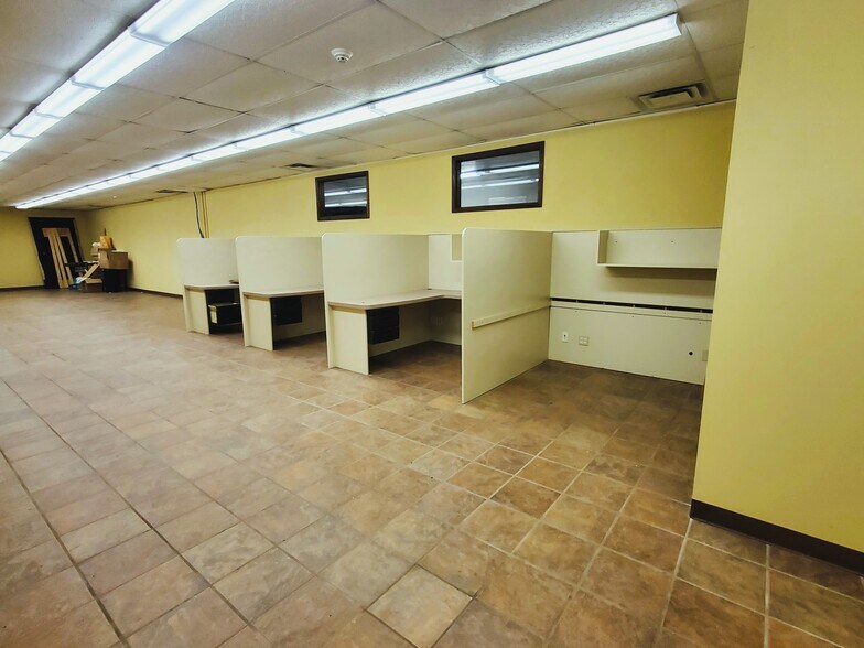 More Photos Of 7510-7512 Porter Rd, Niagara Falls Flex For Lease