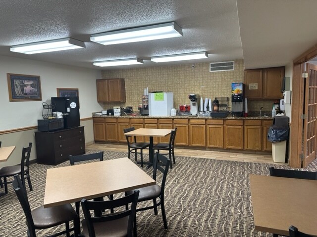 More Photos Of 210 10th St SE, Oelwein Hotel For Sale