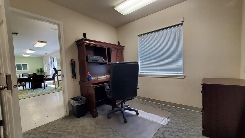 More Photos Of 223 W Wine Country Rd, Grandview Office For Sale
