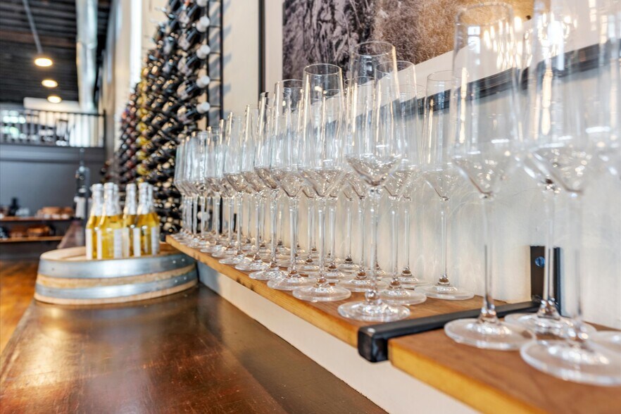 More Photos Of 415 S Thompson Ave, Excelsior Springs Bar For Sale