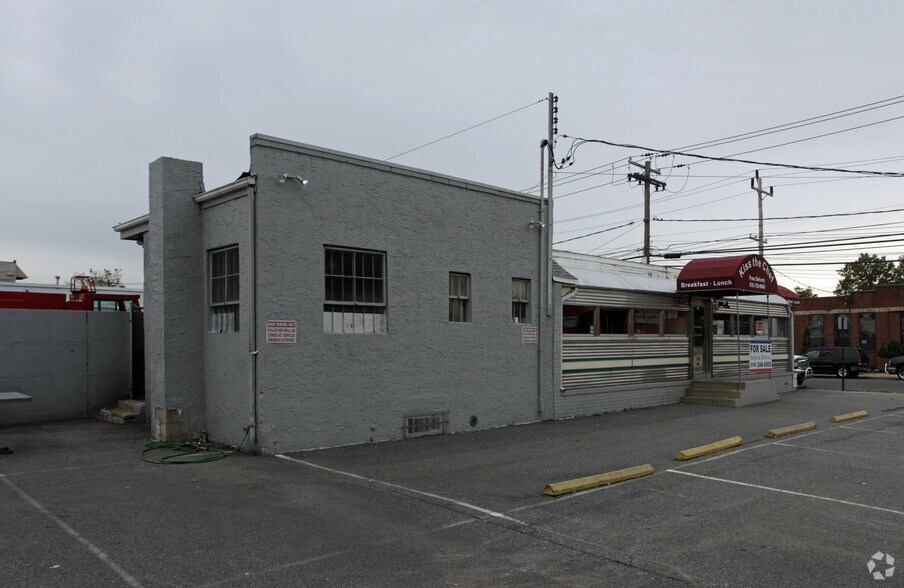 More Photos Of 106 E 2nd St, Mineola Restaurant For Sale